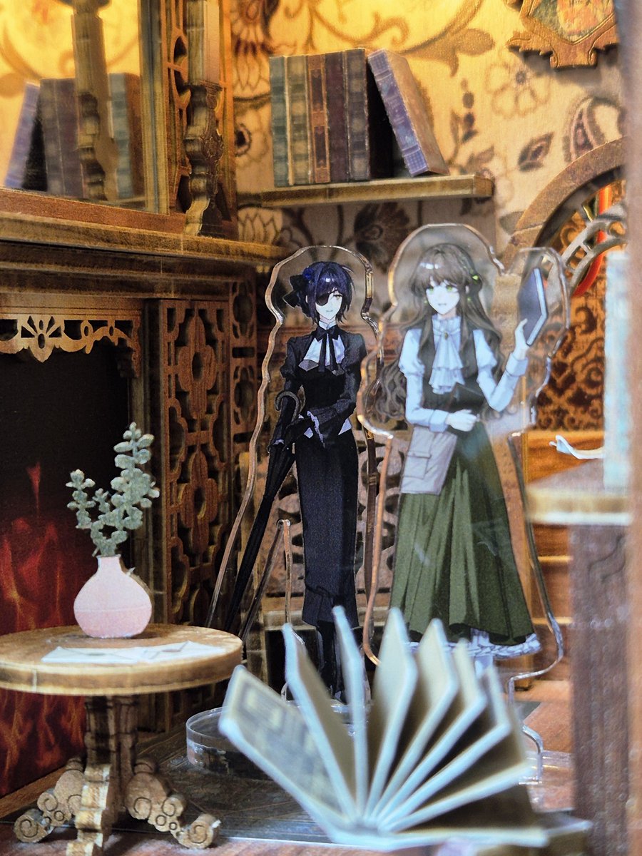 와~! #동네공작소 에 맡긴 자컾 아크릴스탠드 받아서 미니어처 북엔드에 세웠어요! 크기 잘못 골랐나 싶긴 한데ㅠㅠ 예상보다 작네... 하지만 예쁘고 귀엽죠? 수잔나네 고서점에서 진짜 저렇게 지내고 있을거 같구 즐거워요~
근데 동네 공작소 무슨일이야 파본 걱정된다고 하나씩 더 뽑아주시다뇨ㅠㅠ