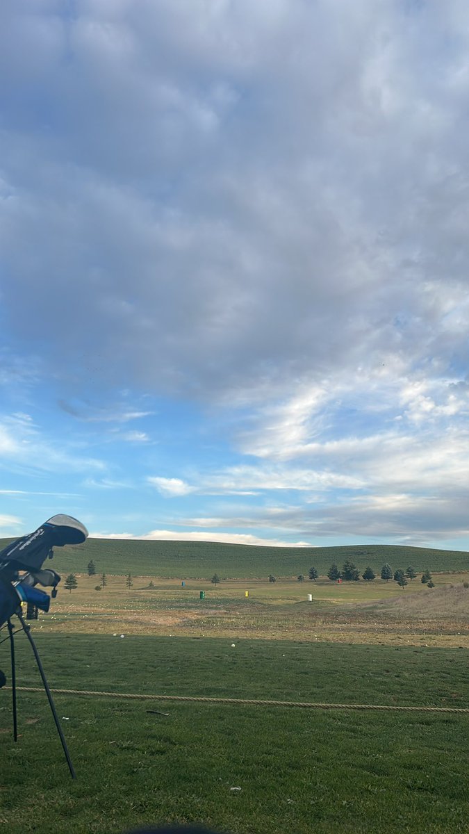 becky_pliego's tweet image. Lovely evening to be with my husband. He practices while I read 🥰🏌🏻📖 🥰
