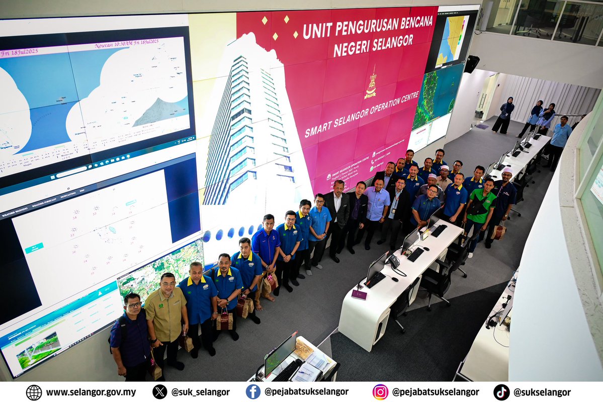 suk_selangor's tweet image. 𝟏𝟕 𝐉𝐔𝐋𝐀𝐈 𝟐𝟎𝟐𝟓, 𝐒𝐇𝐀𝐇 𝐀𝐋𝐀𝐌-Satu sesi lawatan penanda aras oleh Bahagian Pentadbiran Daerah (BPD) dan Majlis Pembangunan dan Keselamatan Kampung (MPKK) Negeri Perlis telah berlangsung di Smart Selangor Operation Centre (SSOC), Shah Alam, Selangor.