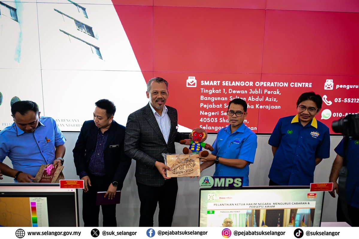 suk_selangor's tweet image. 𝟏𝟕 𝐉𝐔𝐋𝐀𝐈 𝟐𝟎𝟐𝟓, 𝐒𝐇𝐀𝐇 𝐀𝐋𝐀𝐌-Satu sesi lawatan penanda aras oleh Bahagian Pentadbiran Daerah (BPD) dan Majlis Pembangunan dan Keselamatan Kampung (MPKK) Negeri Perlis telah berlangsung di Smart Selangor Operation Centre (SSOC), Shah Alam, Selangor.