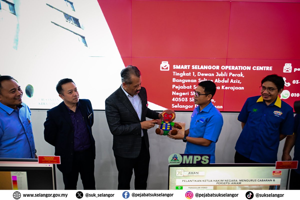 suk_selangor's tweet image. 𝟏𝟕 𝐉𝐔𝐋𝐀𝐈 𝟐𝟎𝟐𝟓, 𝐒𝐇𝐀𝐇 𝐀𝐋𝐀𝐌-Satu sesi lawatan penanda aras oleh Bahagian Pentadbiran Daerah (BPD) dan Majlis Pembangunan dan Keselamatan Kampung (MPKK) Negeri Perlis telah berlangsung di Smart Selangor Operation Centre (SSOC), Shah Alam, Selangor.