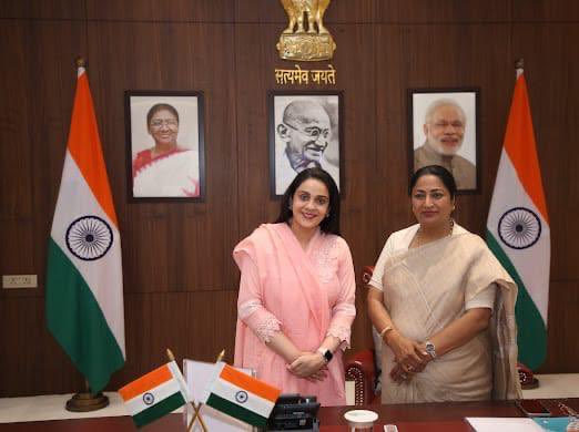 दिल्ली की माननीय मुख्यमंत्री श्रीमती रेखा गुप्ता जी को जन्मदिन की हार्दिक बधाई एवं शुभकामनाएं। आपका नेतृत्व राजधानी दिल्ली को नारी शक्ति, सुशासन और विकास की नई ऊंचाइयों तक ले जा रहा है। ईश्वर से आपके उत्तम स्वास्थ्य और दीर्घायु जीवन की दुआ करती हूँ। <a href="/gupta_rekha/">Rekha Gupta</a> 😇🌺🎂