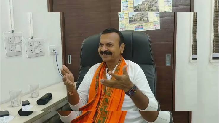 vikkimorya's tweet photo. 262 ગણેશ નગર નર્સરી વિસત પેટ્રોલ પંપ સાબરમતી અમારા વિસ્તારમાં છેલ્લા પાંચ વર્ષથી પાણીની સમસ્યા છે અમે ઘણી વખત રજૂઆત કરી ત્યાંના સ્થાનિક કોર્પોરેટર ચેતનભાઇ પટેલ તથા ત્યાંના સાબરમતી વોર્ડના અધિકારીઓ અમારા વિસ્તારમાં કમ્પ્લેન લખાયા પછી પણ જોવા નથી આવતા @AmdavadAMC @CMOGuj https://t.co/zJC4gtWyPd