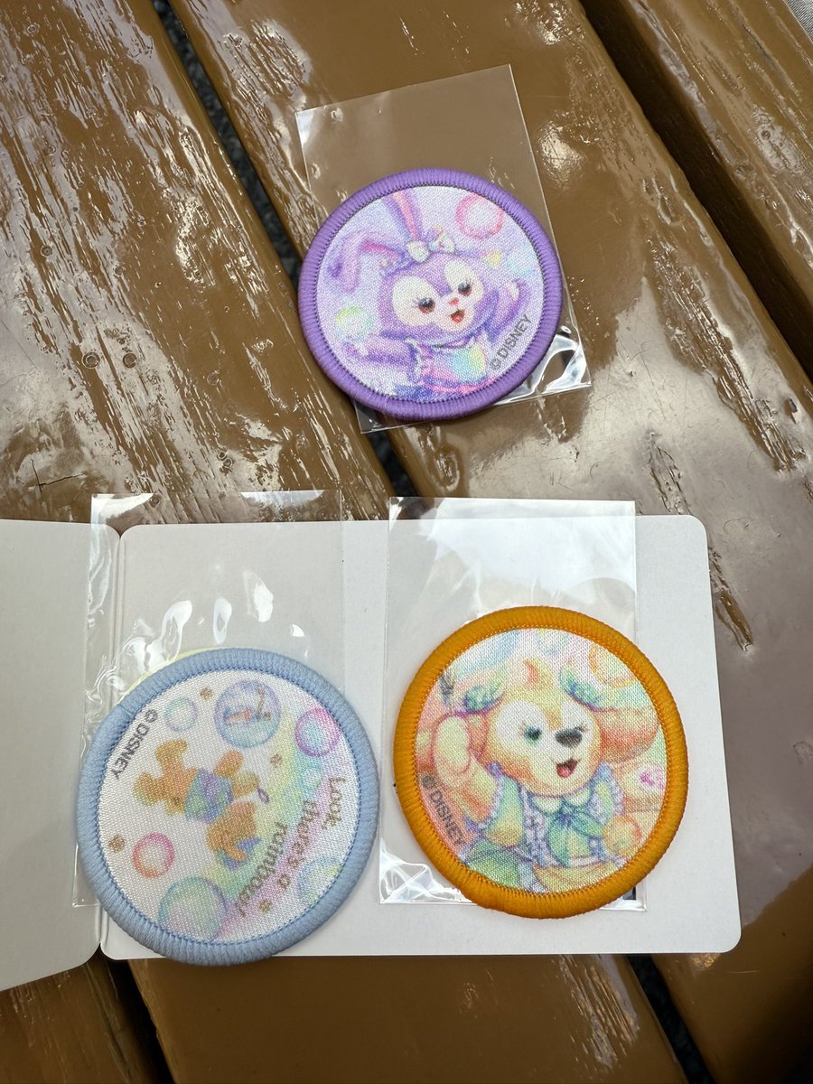 D00009966's tweet photo. ディズニー　ダッフィー&amp;フレンズ　20周年　カラフルハピネス　ワッペン 

譲]写真1枚目のもの
　ダッフィー　クッキー・アン　ステラ・ルー
求]写真2枚目のもの
　全員　20周年ロゴ

本日であればディズニーシーパーク内で交換可能です。
#ダッフィーアンドフレンズカラフルハピネス https://t.co/Dpv6Me3xTS