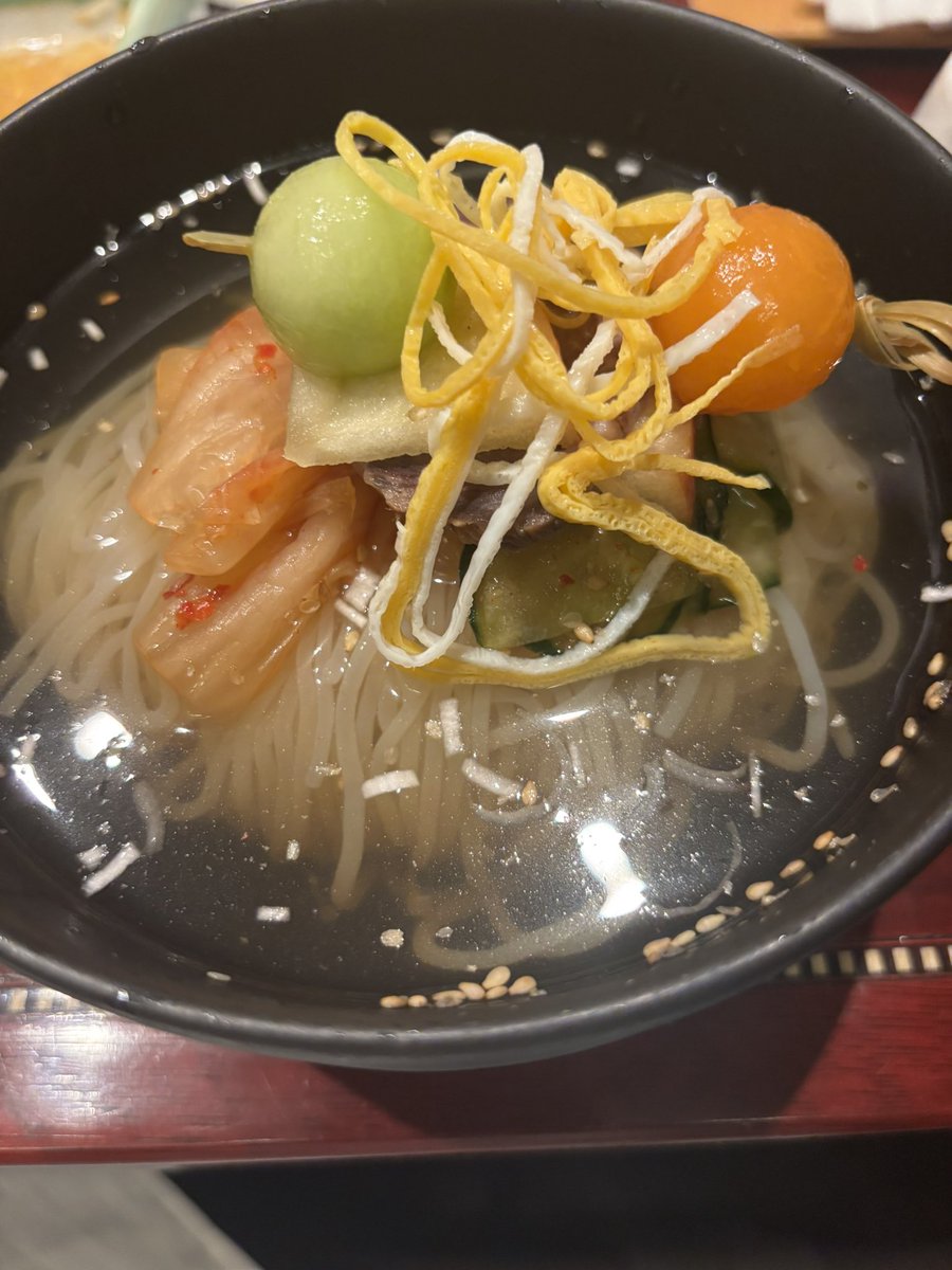 在日コリアン2世(韓国籍)の87歳の母と歩いていたら
参政党の街宣にでくわした。
恐怖とともに、母の耳にひどい言葉を聞かせたくなくてその場から急いで離れた。

その後、母が「選挙なのね。人生で一度でいいから選挙に行ってみたかった」と言った。