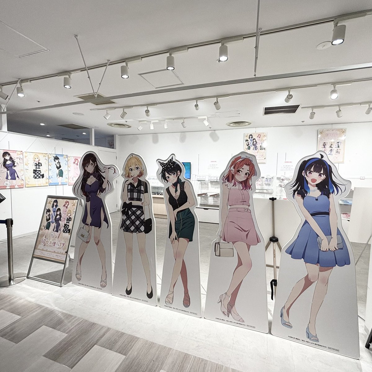 cocollabo's tweet image. 【彼女、お借りします POP UP SHOP inマルイ】
新宿マルイ メンにて本日よりスタート🎉
新規描き下ろしグッズの他、
等身大パネルの展示もございます✨️
この機会に是非、会場までお越しくださいませ!
▼特設ページはこちら!
cocollabo.net/pages/kanokari…
#彼女お借りします #かのかり