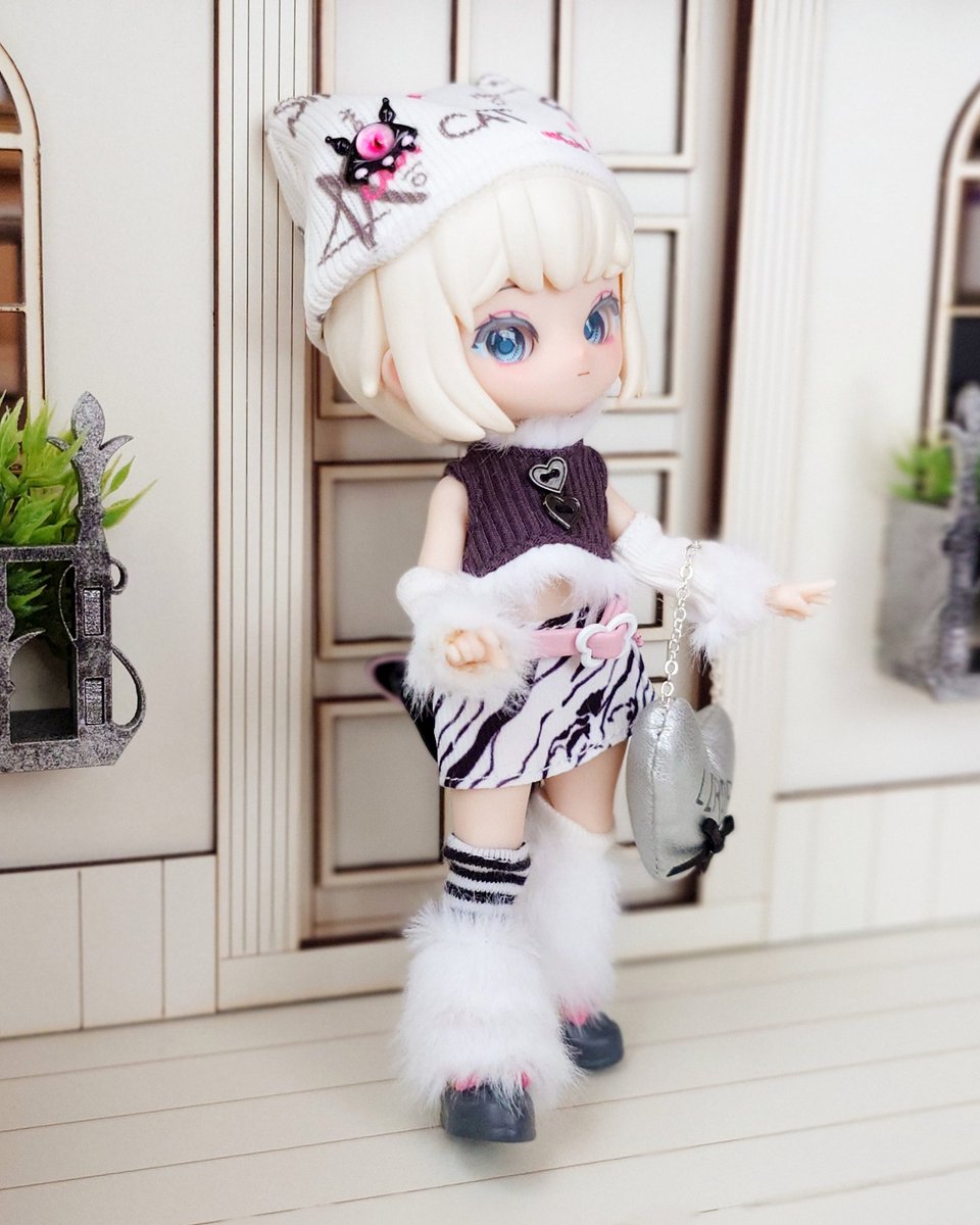 chiirarachii's tweet image. 🐜で指名お迎え。
このシリーズはこの子だけでまぁいいかなって😊この子がシクレじゃなくて良かった😂クルミ割りほどの人気はなさげなので買いやすかった😊ボブヘア可愛い💠
シクレのラブリー系のクルミ割りの子は高いだろうし😰
後ろの蝶々飾りは邪魔なのでこのあと切りました😂
#リロロ