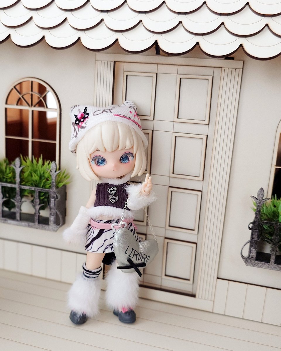 chiirarachii's tweet image. 🐜で指名お迎え。
このシリーズはこの子だけでまぁいいかなって😊この子がシクレじゃなくて良かった😂クルミ割りほどの人気はなさげなので買いやすかった😊ボブヘア可愛い💠
シクレのラブリー系のクルミ割りの子は高いだろうし😰
後ろの蝶々飾りは邪魔なのでこのあと切りました😂
#リロロ