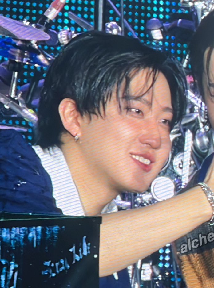 seojpg's tweet photo. THE BLUSH oh he’s too cute https://t.co/yyqmosK3se