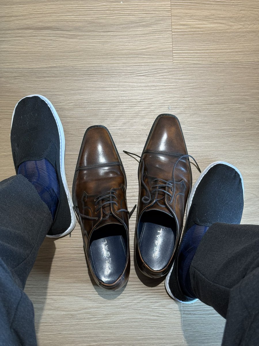 404ErrorLoading's tweet image. 喜欢皮鞋还是布鞋