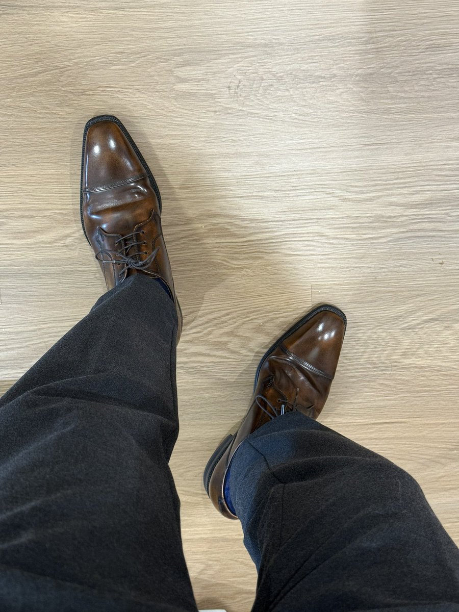 404ErrorLoading's tweet image. 喜欢皮鞋还是布鞋