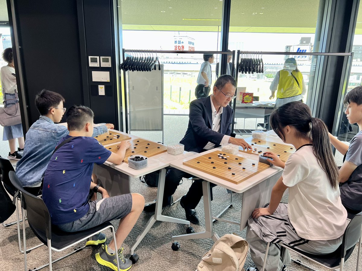 kansaikiin's tweet photo. 🎉嬉しいサプライズ!🎉
指導碁部屋では手空きの子供たちに、なんと結城聡九段が急遽指導碁をしてくれました✨
香港から参加の子どもたちも大感激🥹🌏
プロの優しさと囲碁の国際交流に心が温まるひとときでした🫶
#ジャパン碁コングレス #囲碁 #結城聡九段 #国際交流 #GoCongress #姫路 https://t.co/ugovDpBbLg