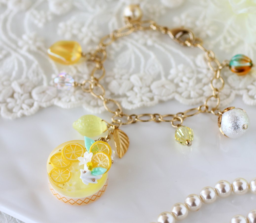 こんにちは☀
３連休は暑い日が続きそうですね。
お出かけの際は、熱中症に気を付けてお過ごしください🥤🧊

写真は【スライスレモンケーキ　バッグチャーム】を🍋
甘ずっぱいシロップ漬けのレモンの爽やかケーキです。

午後もよろしくお願いします。

#minneで販売中 
minne.com/items/43431181