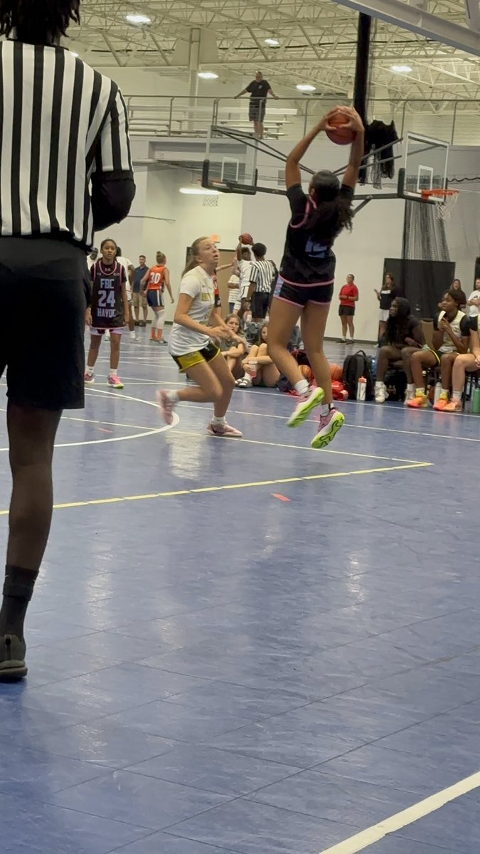 VyktoryaOtey12's tweet image. First day at the @UARiseGirls Finals with my team @FBCHAVOC . Fired up and ready for the weekend. @nkhs_girlsbball @RasheenJohnson
