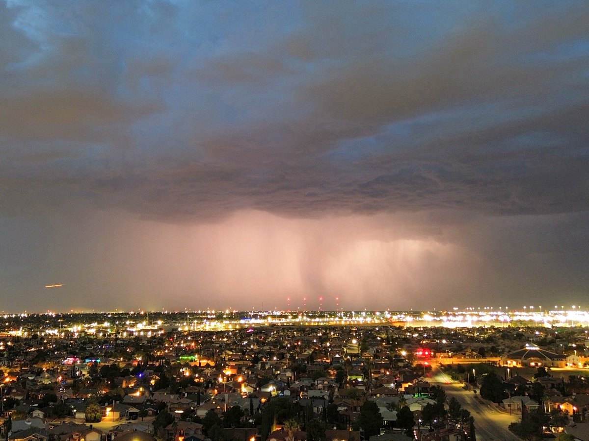 SalgadoPhoto_'s tweet image. Lightning hitting far east El Paso ⚡️
(I washed my car. You’re welcome)