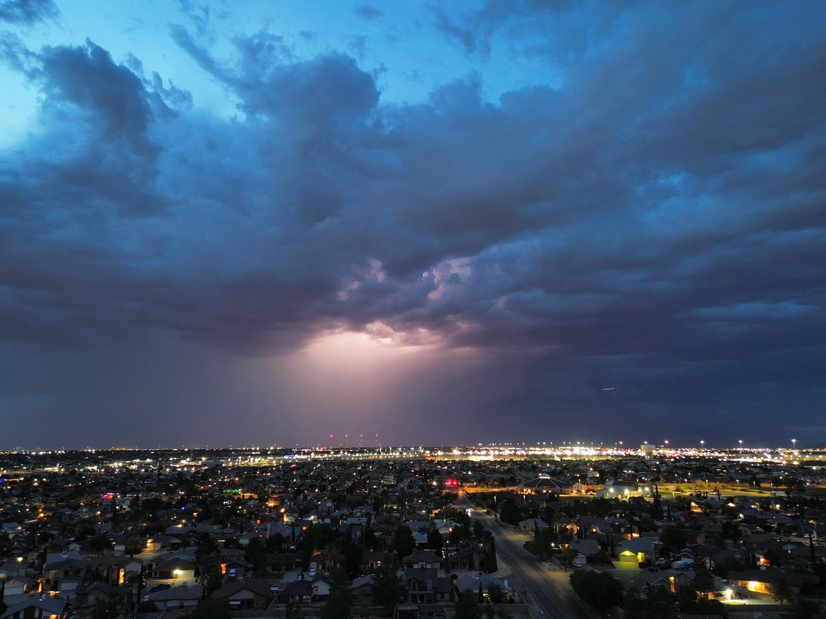 SalgadoPhoto_'s tweet image. Lightning hitting far east El Paso ⚡️
(I washed my car. You’re welcome)