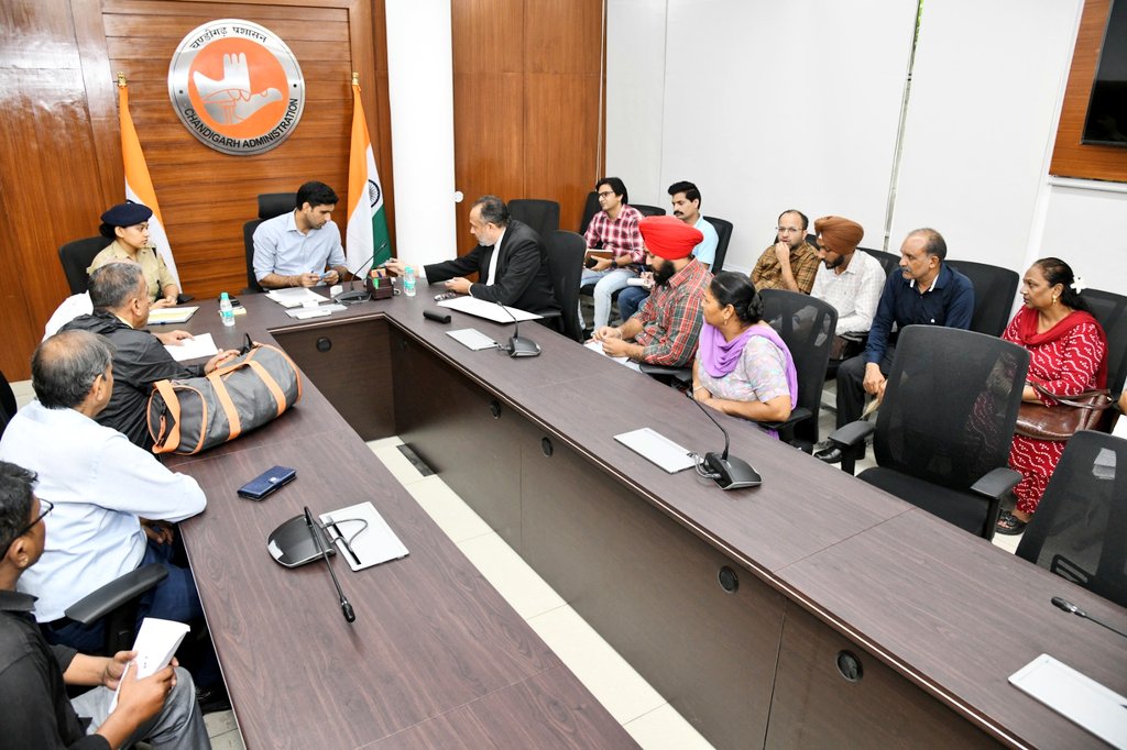 ssputchandigarh's tweet photo. Joint Public Hearing by @dc_chd & SP City held today at DC Office, Sector-17.
27 citizens shared grievances; prompt action directed. Timely redressal assured.
Join us every Friday, 11 AM–12 noon.
Your voice matters!
#PublicHearing #GrievanceRedressal #ConnectingWithCitizens🚔 https://t.co/uvolKJbMJI