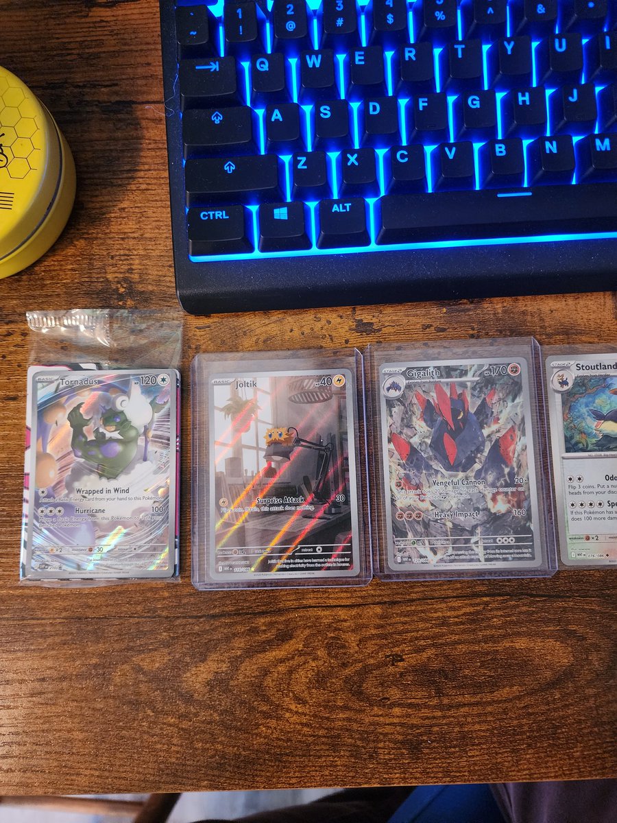 Shaelstrom's tweet photo. First ETB ever! 🤩

White Flare on release day! Some decent pulls, fun time with the boys.🔥 @Meowlgo @Spacolie

Black bolt ETB coming on Monday! 
😎🥳

@Pokemon https://t.co/2Aj62BOdxf