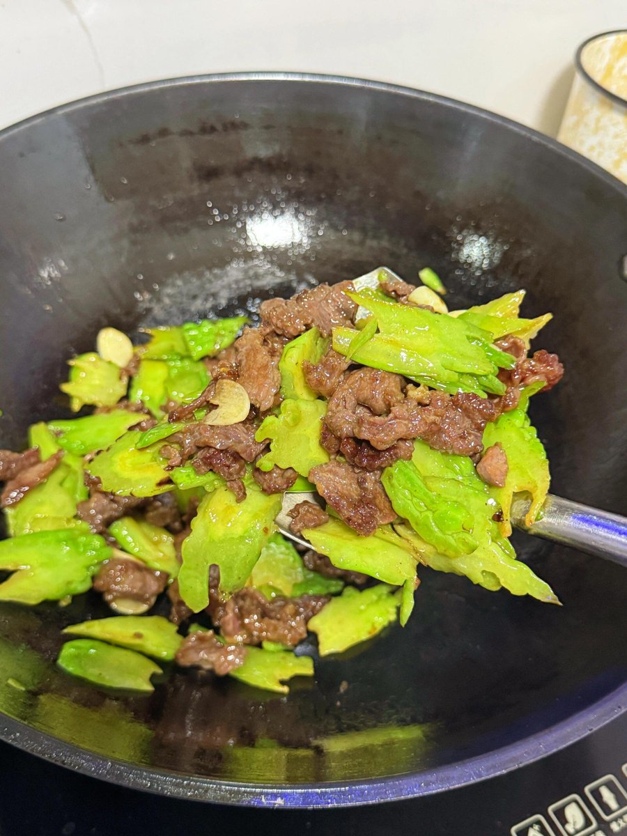 ゴーヤと牛肉の炒め物、夏にぴったりのさっぱり美味しい家庭料理です☀️🍽️