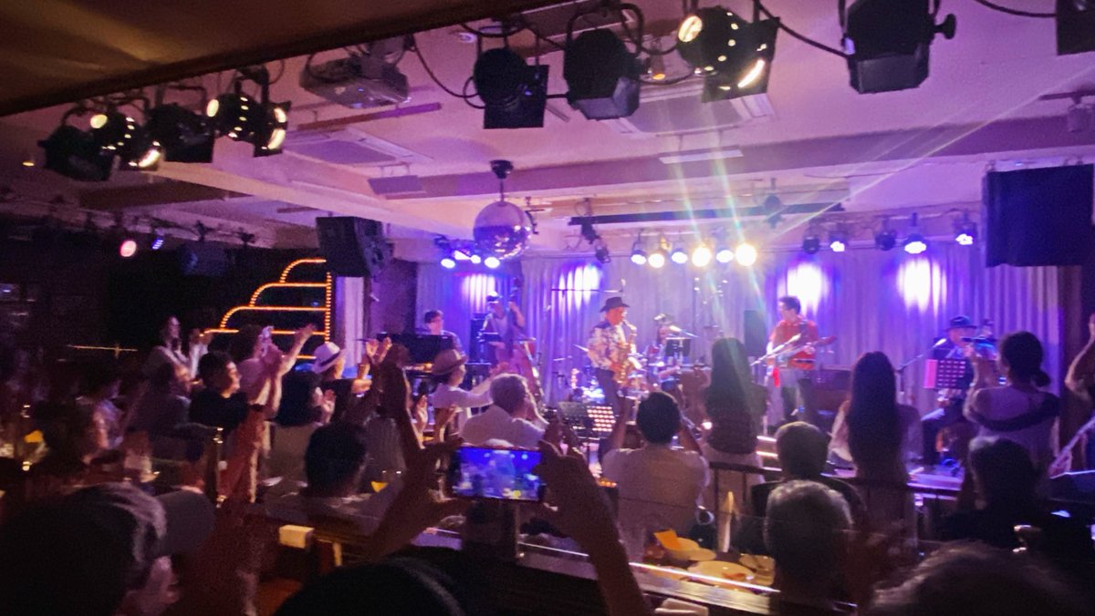 先日のAUSライブ。ダンスもでるほど大盛りあがり！ありがとうございました！

今日と明日は沼津・Baird BeerさんのイベントでAUSトリオの演奏です。
.
.
#ichiandtheacousticuniversouls #横浜ケントス #aisukematsutoya