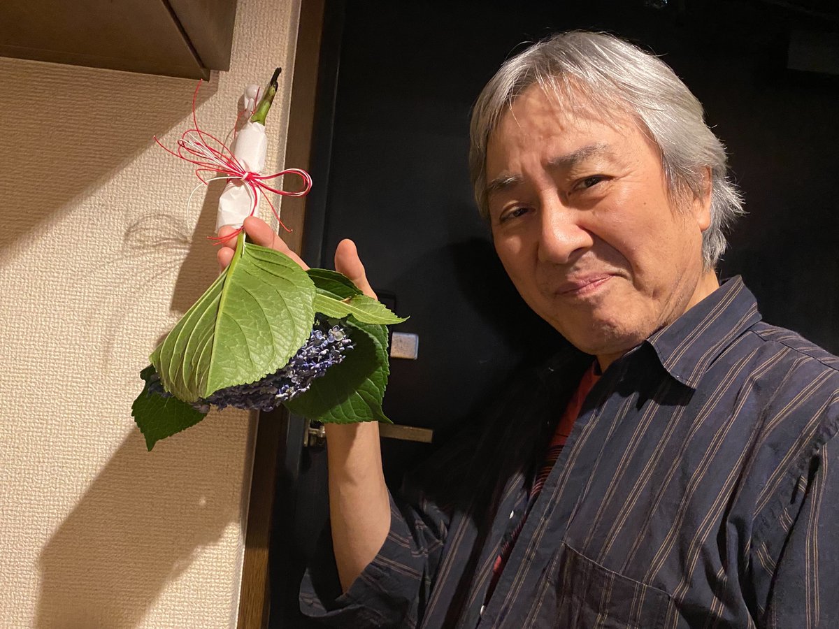 tamuraryo0524's tweet image. 日本は多くの神々が宿る国で有名。
土用の丑の日も色々な行事や言い伝えがあり、紫陽花の花一輪を厄除けに玄関に逆さにぶら下げる。土地によってはトイレに或いは家の真ん中に当たところに…。
と北海道から九州、沖縄までまちまち。
いやいや日本は広いですね。私は京都生まれ。 玄関にぶらさげた。