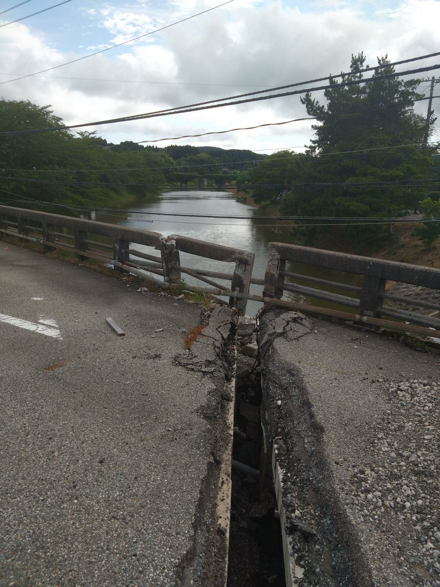 notosuzudesu's tweet image. 震災直後から現場で活動してる者は、災害対応の不満を言い
活動してない者はよくやってると言う
助成金を貰わない者は災害対応に文句を言い
助成金を貰う者は言わない
どんなに虚像で政府を庇っていても、災害対応が不足している事実は変わらず、しわ寄せは被災者に降りかかってます…