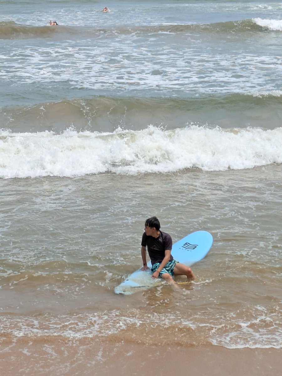 Roxander0523's tweet photo. #スリランカ旅行
南部の海岸に泊まってます。
息子がここで初めてサーフィンに挑戦。
頑張ってましたが私に似て運動神経…微妙でした😅
ゴメンね。
それでもビーチで食べるカレーは最高👍
#Galle https://t.co/hUOUlyBvrW