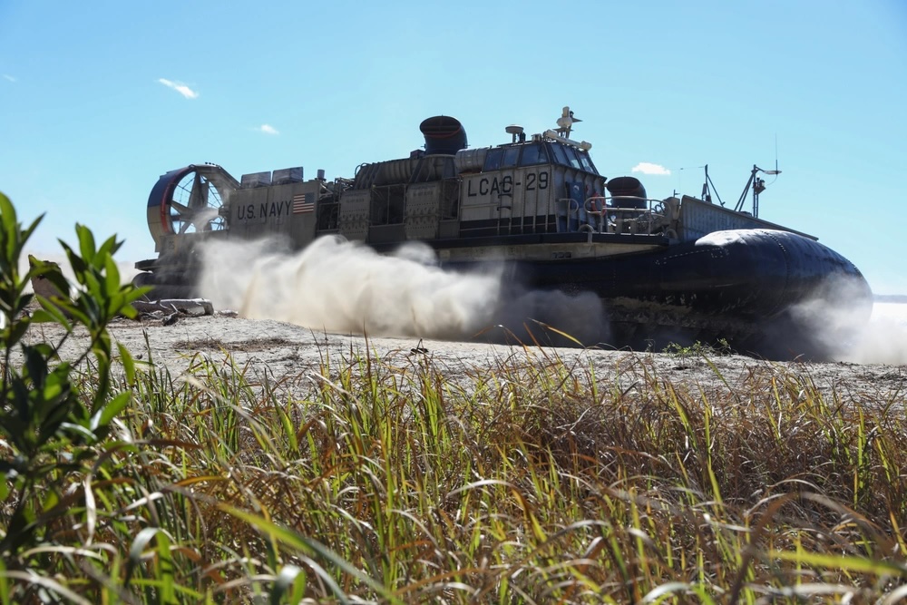 INDOPACOM's tweet image. 🇺🇸🤝🇯🇵
@USPacificFleet & @jmsdf_pao_eng deliver @PacificMarines & gear ashore via amphibious assault—launching the next phase of joint training by reinforcing maritime security between #AlliesAndPartners across the #FreeAndOpenIndoPacific.
📍 #Australia
📸 A1C Gracelyn Hess