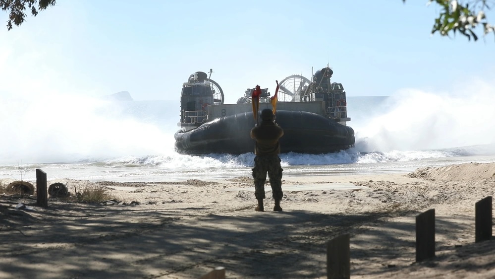 INDOPACOM's tweet image. 🇺🇸🤝🇯🇵
@USPacificFleet & @jmsdf_pao_eng deliver @PacificMarines & gear ashore via amphibious assault—launching the next phase of joint training by reinforcing maritime security between #AlliesAndPartners across the #FreeAndOpenIndoPacific.
📍 #Australia
📸 A1C Gracelyn Hess