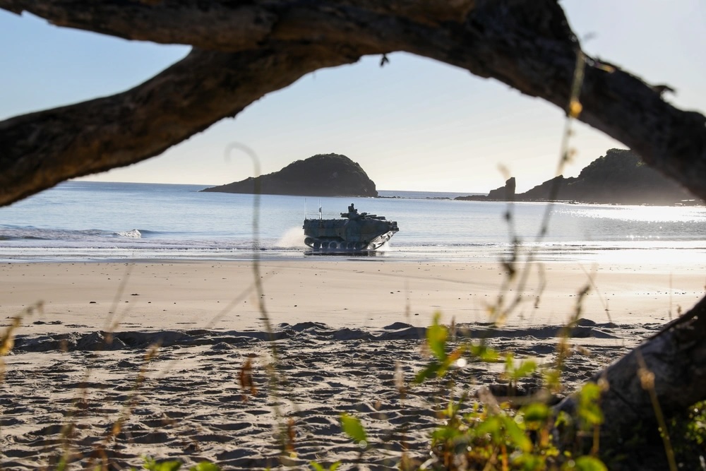 INDOPACOM's tweet image. 🇺🇸🤝🇯🇵
@USPacificFleet & @jmsdf_pao_eng deliver @PacificMarines & gear ashore via amphibious assault—launching the next phase of joint training by reinforcing maritime security between #AlliesAndPartners across the #FreeAndOpenIndoPacific.
📍 #Australia
📸 A1C Gracelyn Hess