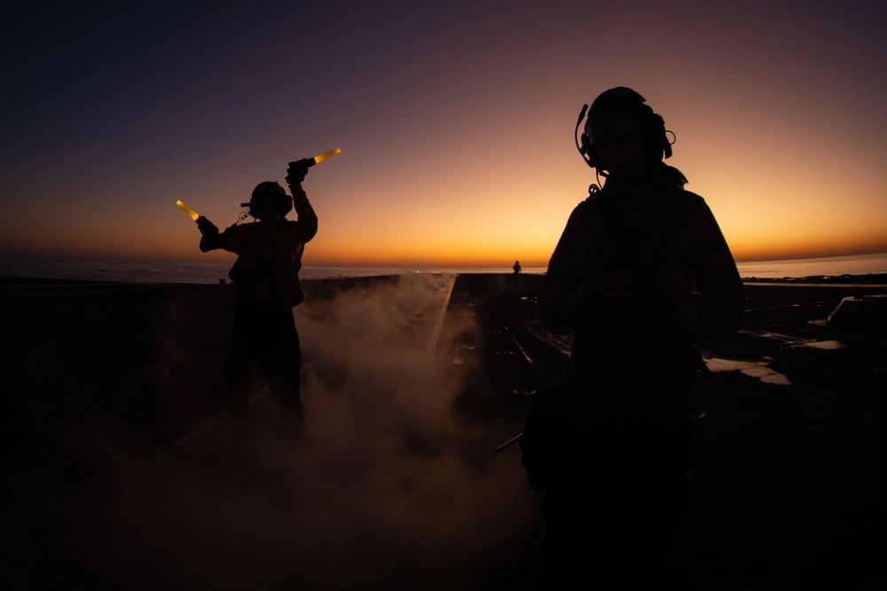 INDOPACOM's tweet image. ✈️ Aircraft launch from @GW_CVN73 while underway in support of #TalismanSabre25.
Exercises like these strength relationships & #interoperability among #AlliesAndPartners in support of a #FreeAndOpenIndoPacific.
📍#IndoPacific
📸 PO3 Ana Souza Young