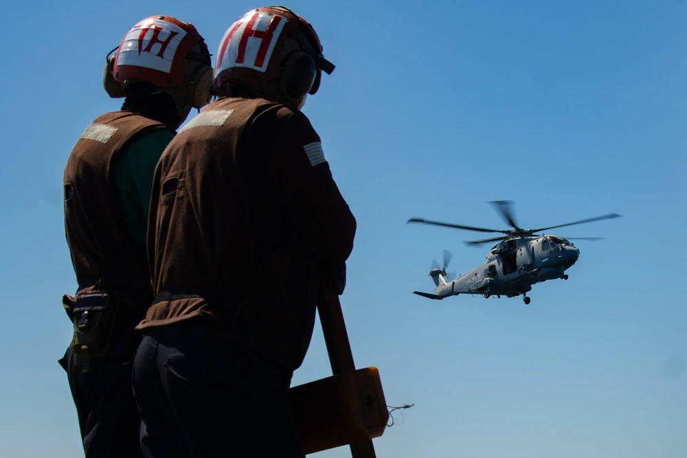 INDOPACOM's tweet image. ✈️ Aircraft launch from @GW_CVN73 while underway in support of #TalismanSabre25.
Exercises like these strength relationships & #interoperability among #AlliesAndPartners in support of a #FreeAndOpenIndoPacific.
📍#IndoPacific
📸 PO3 Ana Souza Young