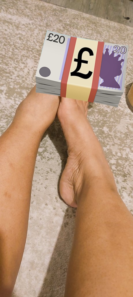 First ever pedi, feet got me feeling myself... who wants to see them? Pay for them and I'll show you what all the fuss is about 😘😘😍😍

Losers let me stand on business
