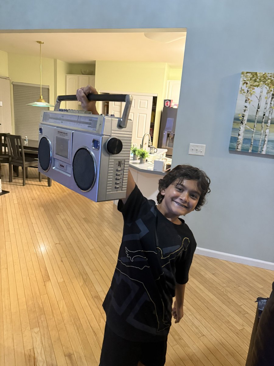 I just got home and showed this video to my kids, and lil homie told me he used a $DODO meme in a YT video

He has access to my photo album and liked the pic, without knowing anything about it 🔥🔥

Kids this is a boombox, it plays tapes 👍🏽