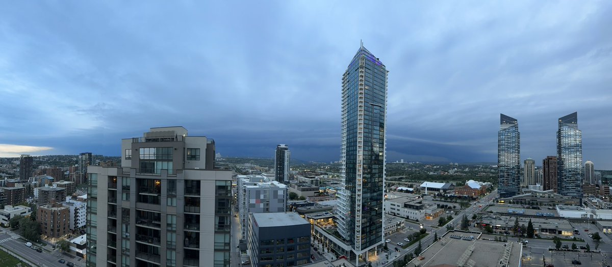 adolwyn's tweet image. Watching the shelf come in to #yyc from the west. She’s looking mean. #abstorm 9:12pm