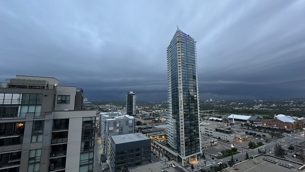 adolwyn's tweet image. Watching the shelf come in to #yyc from the west. She’s looking mean. #abstorm 9:12pm