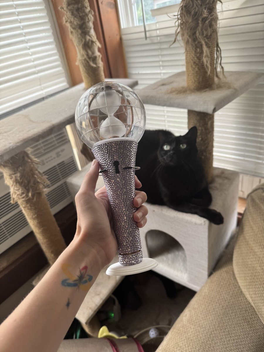 angies_cos's tweet photo. after 8 hours, my light stick is ready for the ateez concert in chicago!! i’m so excited! 🤭🤭 https://t.co/MANL5g1CX9
