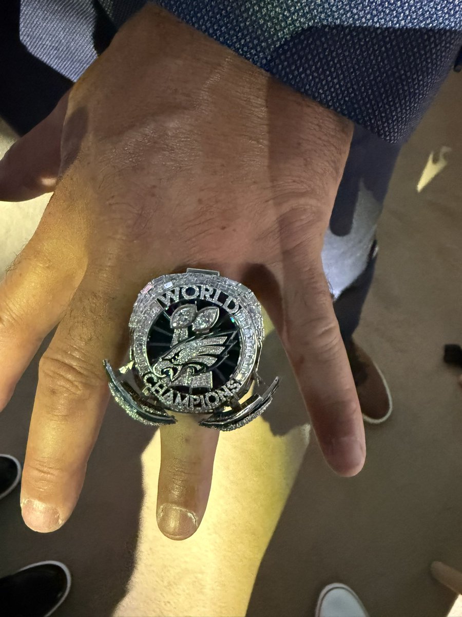 Rob DeMello (@robdemellokhon) on Twitter photo #Hawaii’s Chris Naeole & Jordon Dizon, both scouts for the Philadelphia Eagles received their Super Bowl LIX championship rings on Friday night • The SB rings have a button on the side that pops out Eagle wings 😳 #NFLHawaii #Eagles #FlyEaglesFly 🤙🏽 <a href="/PolynesianFBHOF/">Polynesian Football</a> <a href="/KHONnews/">KHON2 News</a> #Hawaii’s Chris Naeole & Jordon Dizon, both scouts for the Philadelphia Eagles received their Super Bowl LIX championship rings on Friday night • The SB rings have a button on the side that pops out Eagle wings 😳 #NFLHawaii #Eagles #FlyEaglesFly 🤙🏽 <a href="/PolynesianFBHOF/">Polynesian Football</a> <a href="/KHONnews/">KHON2 News</a>