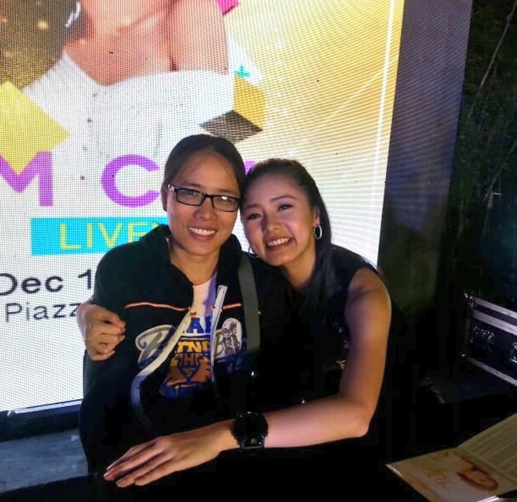 taz0883's tweet photo. In those two events, she learned from a fellow fan I am sick(slight fever coz I got soaked in rain on my way and the other due to a migraine attack)
She also hugged me &amp; kept on asking me if I was OK and told me to drink my meds once I got home.
#EleoTheExplorer is on senti mode https://t.co/qPn1qlGdvA