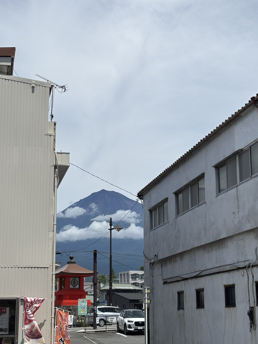 pukuichi's tweet photo. #富士山

今日は綺麗な
隙間富士の夏場所
絶好の登山日和ですね

あぁ　これ　
お宮横丁の
裏口からの眺めです https://t.co/xDQcrhULbT