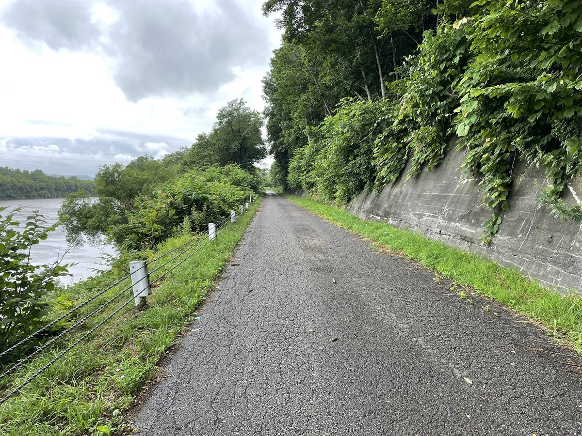 iwamizawa46's tweet image. 天気には恵まれなかったけれど、外にいる時は雨が止んでくれた。旧宗谷本線を道路に転用。無人地帯で橋も老朽化。いつまで見ることができるか?
#雄信内
#下平橋
#幌延町