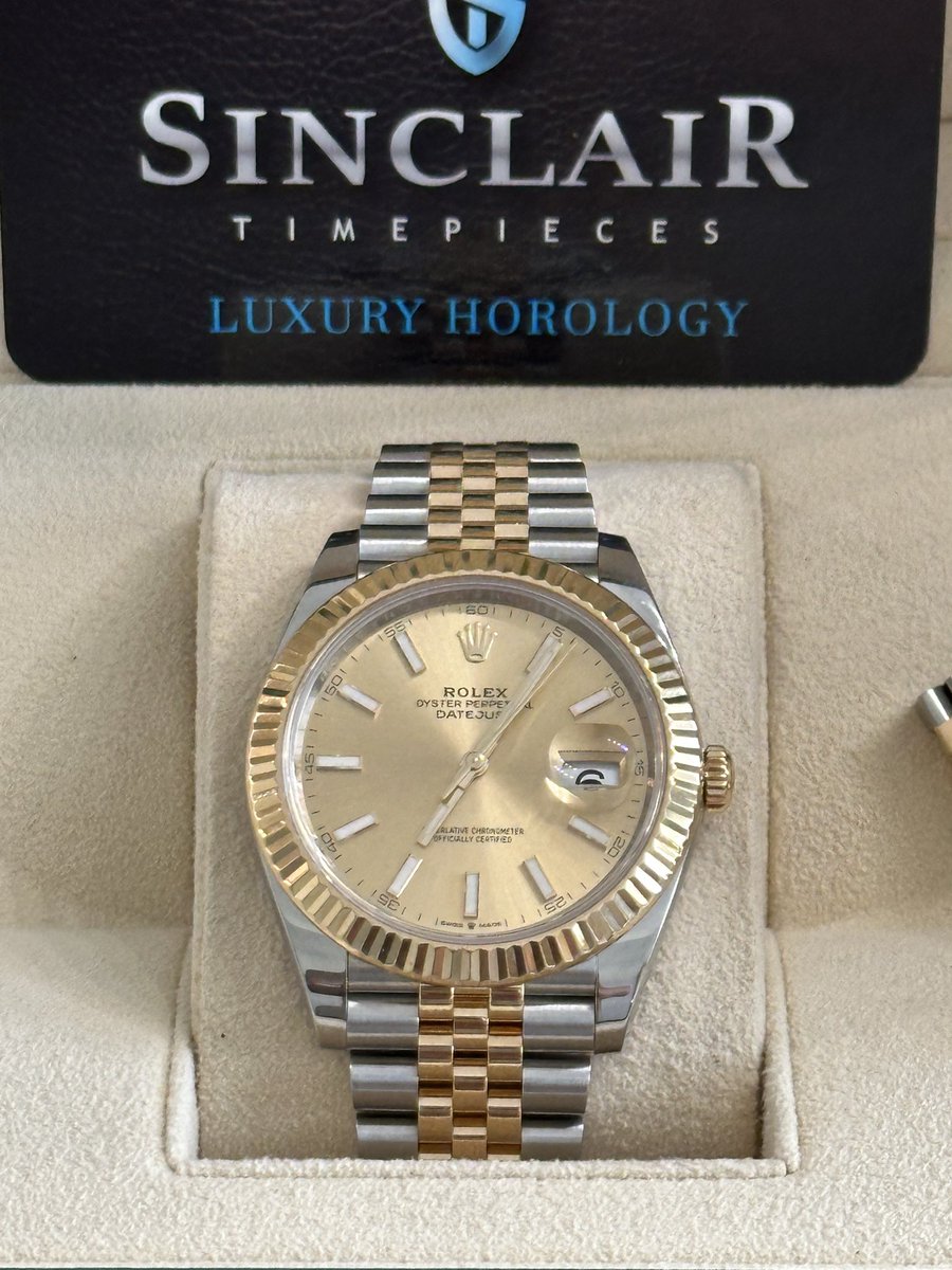 SinclairTPs's tweet image. Some of my favorite watches we’ve had this year 🔥
From classic staples to standout pieces — it’s been a strong lineup.
Which one’s your favorite? Drop it in the comments 👇

📞 813-748-9062
🌐 sinclairtimepieces.com
#WatchRecap #SinclairTimepieces #Rolex #LuxuryWatches