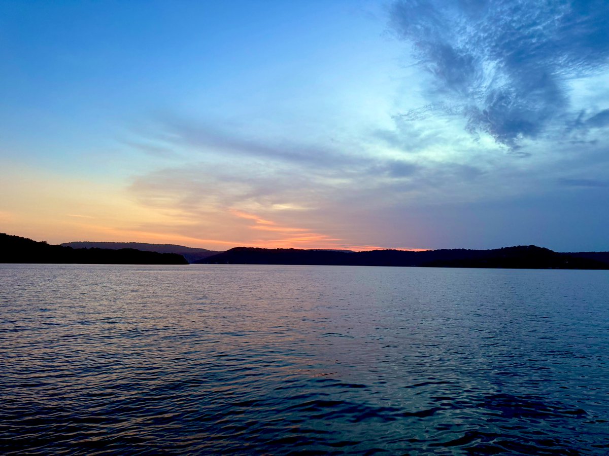 dbfarms2023's tweet image. I hope everyone had a great evening nanny and I spent an hour floating out in the middle of the lake watching the sunset. We listened to 1974 eagles concert on YouTube.