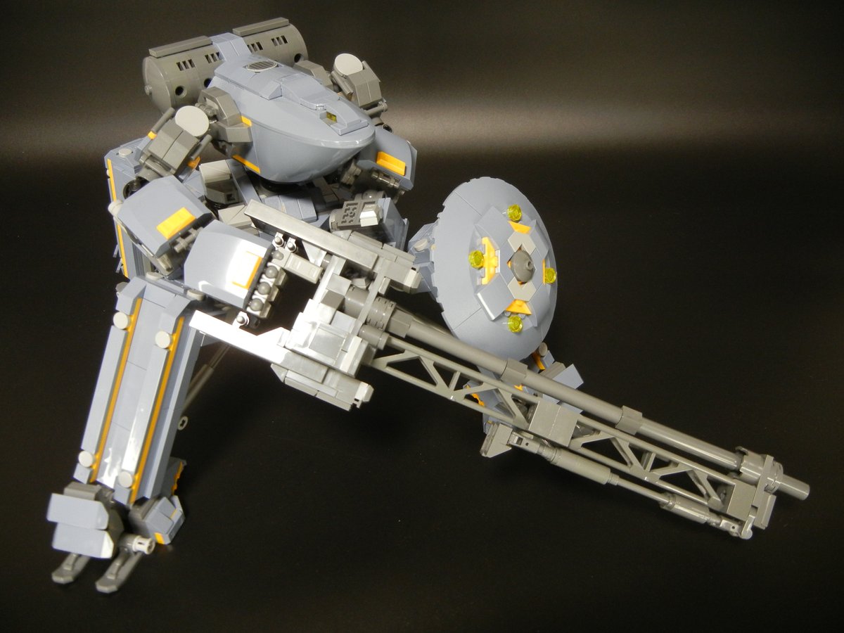 続いて2品目。
題名「SHARK HEAD 4LEG」
試作型の機動兵器という設定です。出力に余裕のある機体をベースに、支援機として再設計したものです。特徴は大型ライフルとレーダー兼円型シールド。ただでさえ機動力のない機体が、機動力をさらに失う設計だったため、試作で終わったとか何とか。