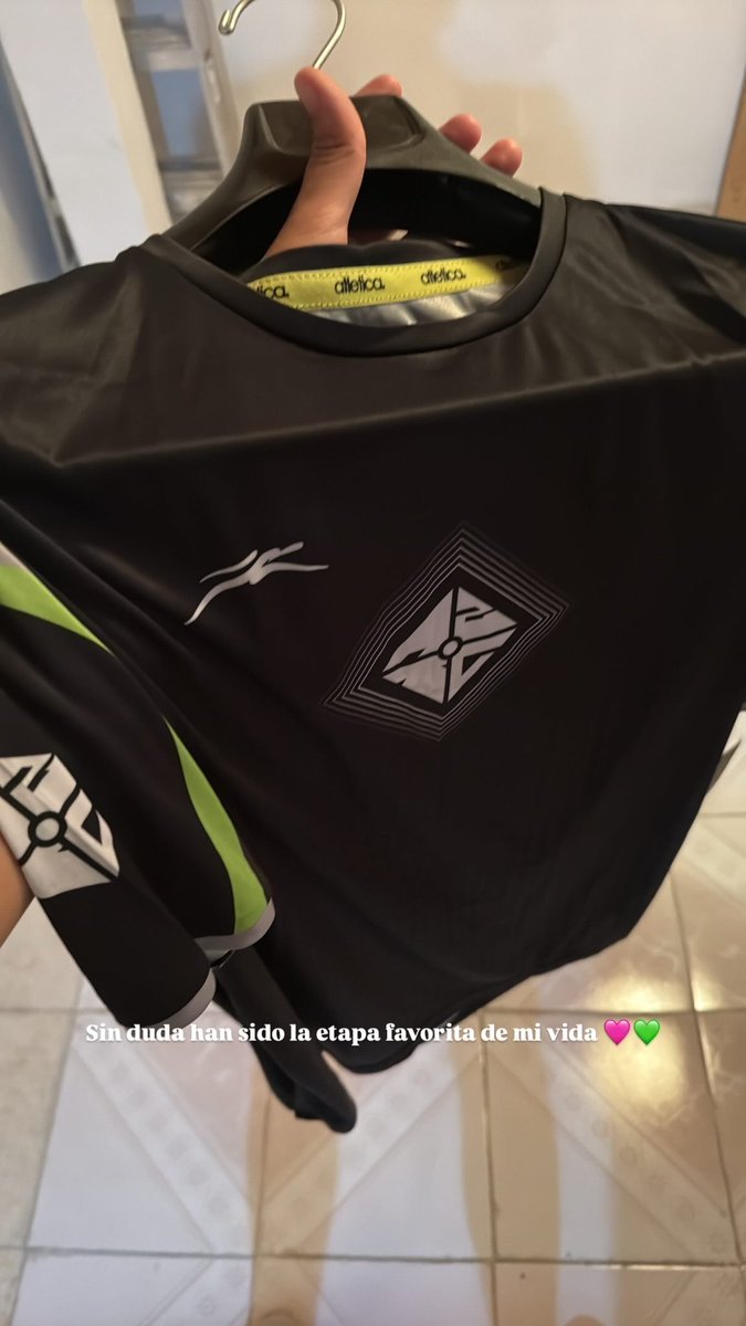 _memian's tweet photo. El jersey es un recordatorio de lo feliz, orgulloso y agradecido que estoy con esa etapa de mi vida y todos los que formaron parte de ella. Después de 3 años por fin lo tengo en mis manos 🩷💚 https://t.co/ATEcfAPSwg