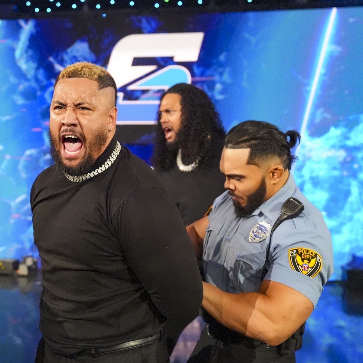 Solo Sikoa a été embarqué par la Police de San Antonio. 

#SmackDown