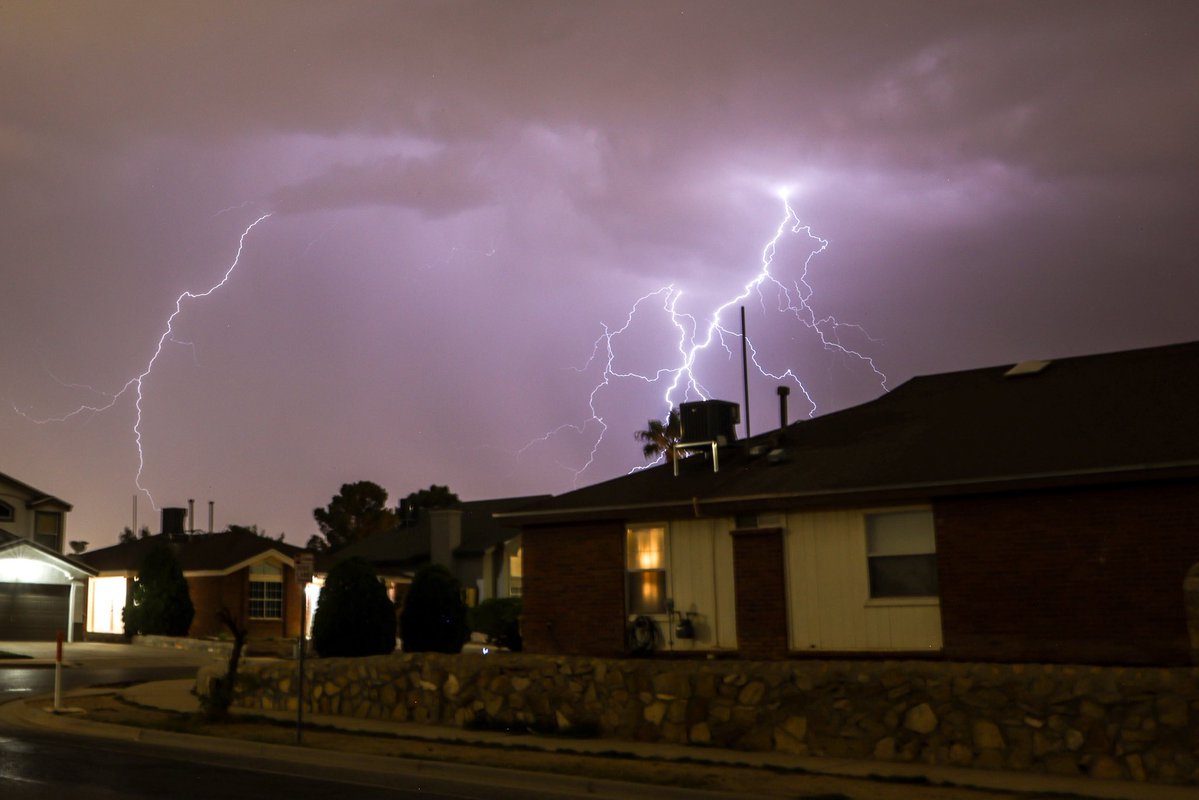 SalgadoPhoto_'s tweet image. Lightning bolts flash over homes in far east #ElPaso ⚡️🌩️
#txwx