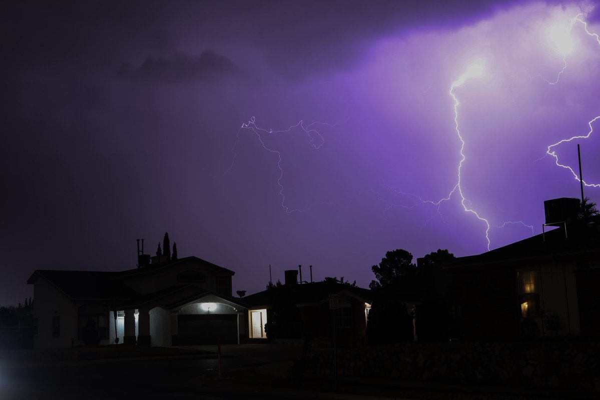 SalgadoPhoto_'s tweet image. Lightning bolts flash over homes in far east #ElPaso ⚡️🌩️
#txwx