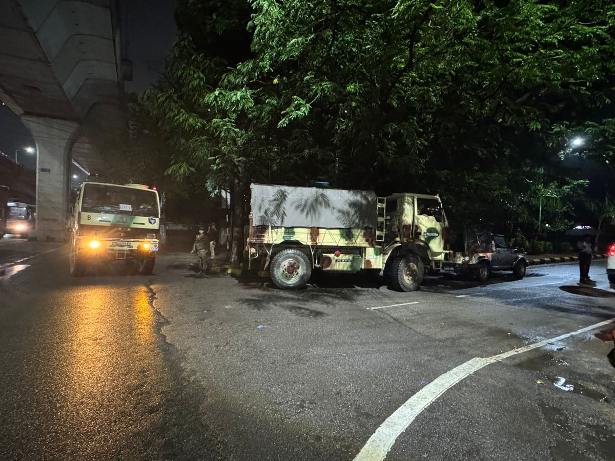 dprohyd's tweet photo. The Indian Army Column, under the aegis of HQ Southern Command, swiftly deployed for relief operations in Begumpet, Hyderabad, following heavy rains that caused the water level to rise in the area. The situation is now under control.
#IndianArmy
#BisonDivision
#TASA 
#ReliefOps https://t.co/c3637nPJFi