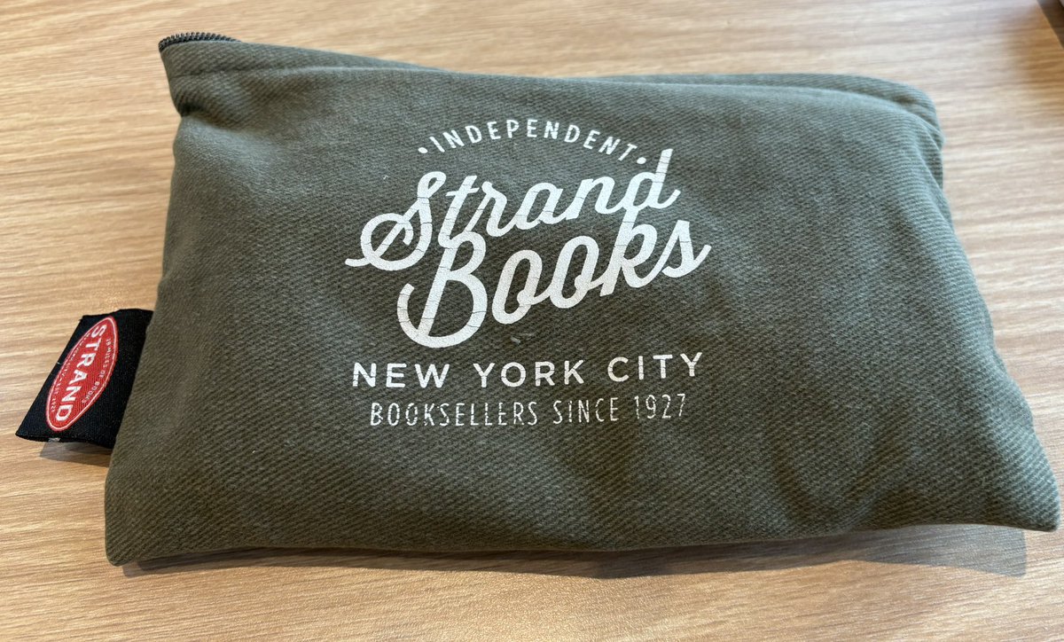 ポーチの中身が”完成”しつつある
・MaGdgetモババ（激薄マグセーフ対応）
・充電ケーブル（Type-C、A、Lightning対応）
・フロス、目薬
・ティッシュ、ウェットティッシュ
・モンベル エコバッグ
・絆創膏、ゴミ袋

子供と出かける用の装備多め
最近は虫除けと日焼け止めもここに入れとく